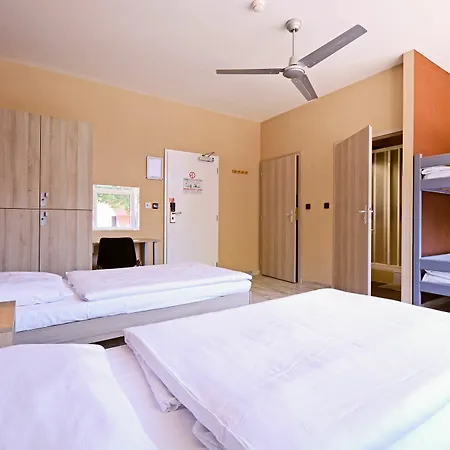 Plus Prague Hostel Отель